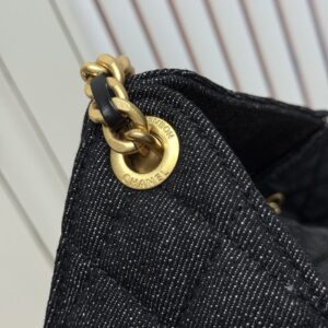 【AT13946】Chanelのクラシックなダイヤ柄バケツバッグ、エレガントなデザインで華やかに！ | Chanel