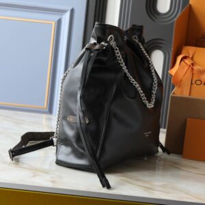 【AT13959】LV VibeシリーズのOff Duty中サイズのハンドバッグ - 黒の革とLV Circleロゴ - 光沢と上質な羊皮革の組み合わせ | Louis Vuitton