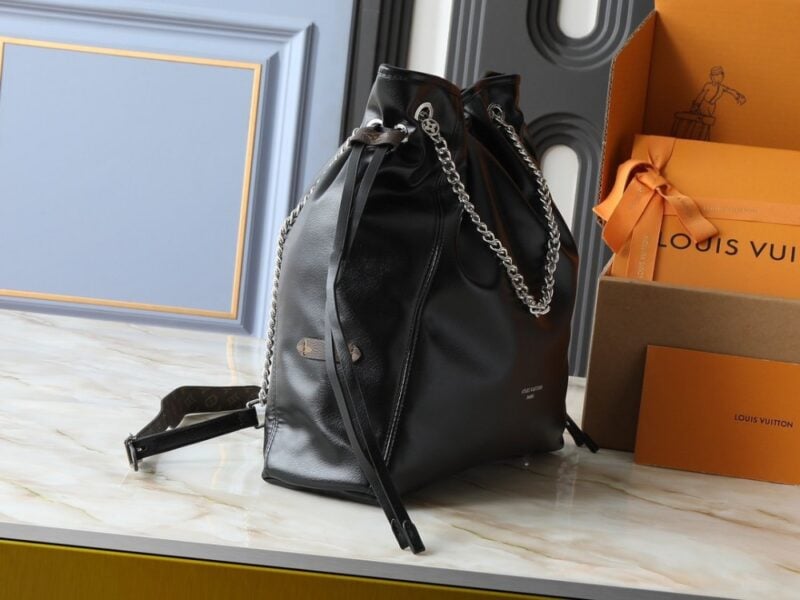 【AT13959】LV VibeシリーズのOff Duty中サイズのハンドバッグ - 黒の革とLV Circleロゴ - 光沢と上質な羊皮革の組み合わせ | Louis Vuitton