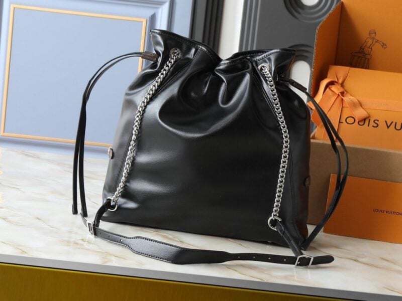 【AT13959】LV VibeシリーズのOff Duty中サイズのハンドバッグ - 黒の革とLV Circleロゴ - 光沢と上質な羊皮革の組み合わせ | Louis Vuitton
