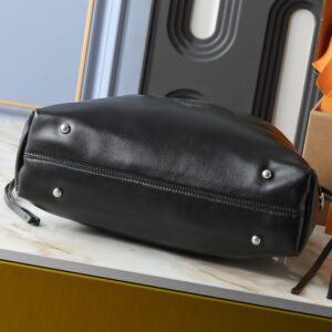【AT13959】LV VibeシリーズのOff Duty中サイズのハンドバッグ - 黒の革とLV Circleロゴ - 光沢と上質な羊皮革の組み合わせ | Louis Vuitton
