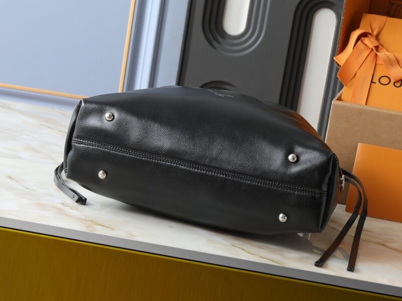 【AT13959】LV VibeシリーズのOff Duty中サイズのハンドバッグ - 黒の革とLV Circleロゴ - 光沢と上質な羊皮革の組み合わせ | Louis Vuitton