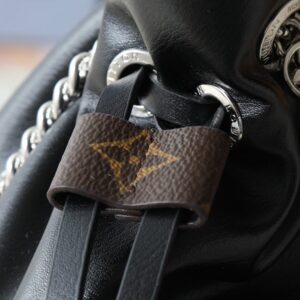【AT13959】LV VibeシリーズのOff Duty中サイズのハンドバッグ - 黒の革とLV Circleロゴ - 光沢と上質な羊皮革の組み合わせ | Louis Vuitton
