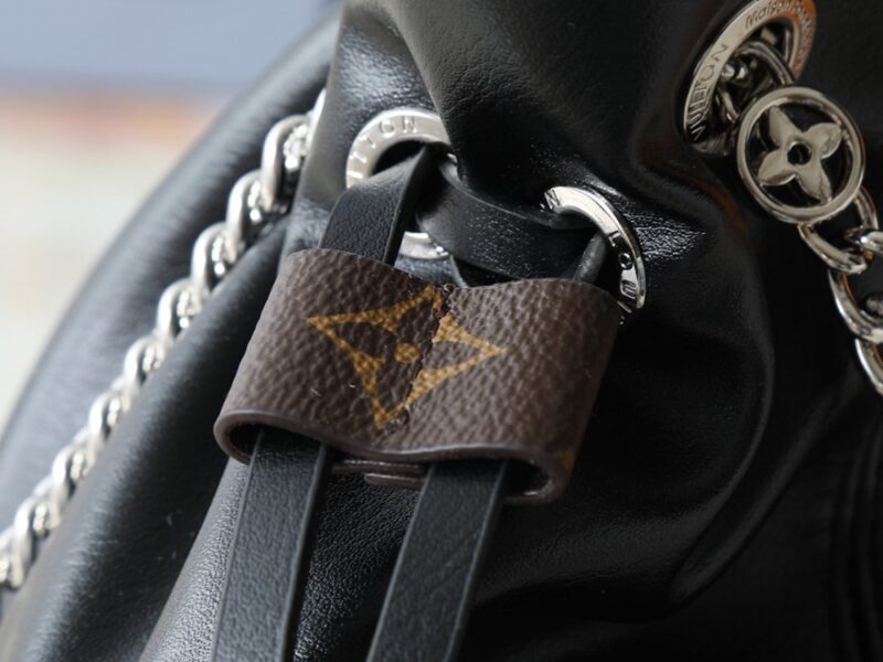 【AT13959】LV VibeシリーズのOff Duty中サイズのハンドバッグ - 黒の革とLV Circleロゴ - 光沢と上質な羊皮革の組み合わせ | Louis Vuitton
