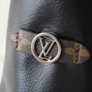 【AT13959】LV VibeシリーズのOff Duty中サイズのハンドバッグ - 黒の革とLV Circleロゴ - 光沢と上質な羊皮革の組み合わせ | Louis Vuitton