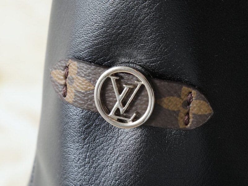 【AT13959】LV VibeシリーズのOff Duty中サイズのハンドバッグ - 黒の革とLV Circleロゴ - 光沢と上質な羊皮革の組み合わせ | Louis Vuitton