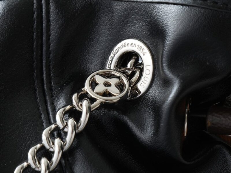 【AT13959】LV VibeシリーズのOff Duty中サイズのハンドバッグ - 黒の革とLV Circleロゴ - 光沢と上質な羊皮革の組み合わせ | Louis Vuitton