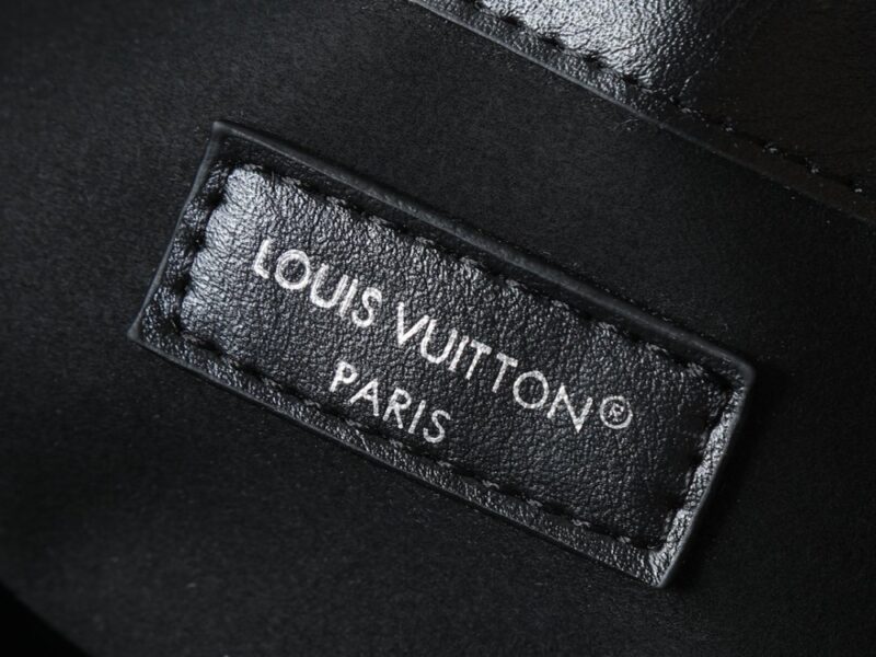【AT13959】LV VibeシリーズのOff Duty中サイズのハンドバッグ - 黒の革とLV Circleロゴ - 光沢と上質な羊皮革の組み合わせ | Louis Vuitton