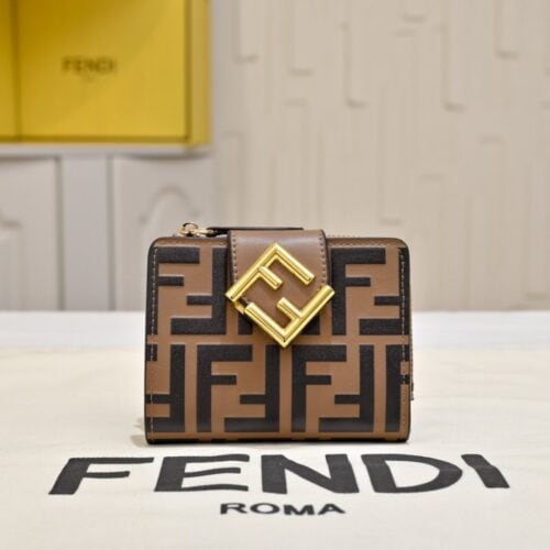【AT13963】【フェンディ FENDI】クラシックFF Diamondsシリーズのコンパクト三つ折り財布　ブラウン | Fendi