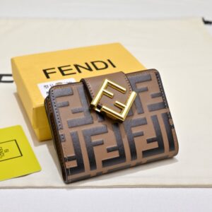 【AT13963】【フェンディ FENDI】クラシックFF Diamondsシリーズのコンパクト三つ折り財布　ブラウン | Fendi