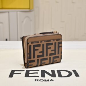 【AT13963】【フェンディ FENDI】クラシックFF Diamondsシリーズのコンパクト三つ折り財布　ブラウン | Fendi