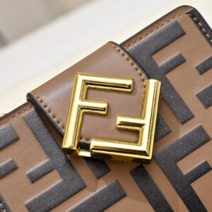 【AT13963】【フェンディ FENDI】クラシックFF Diamondsシリーズのコンパクト三つ折り財布　ブラウン | Fendi