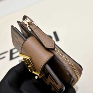 【AT13963】【フェンディ FENDI】クラシックFF Diamondsシリーズのコンパクト三つ折り財布　ブラウン | Fendi