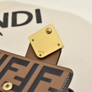 【AT13963】【フェンディ FENDI】クラシックFF Diamondsシリーズのコンパクト三つ折り財布　ブラウン | Fendi