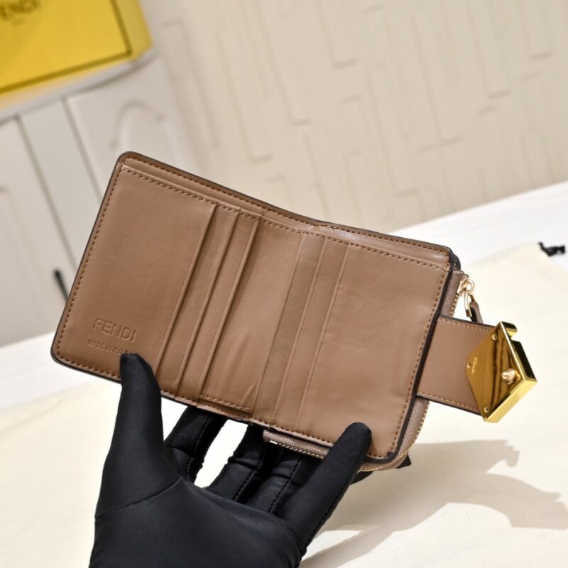 【AT13963】【フェンディ FENDI】クラシックFF Diamondsシリーズのコンパクト三つ折り財布　ブラウン | Fendi