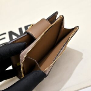 【AT13963】【フェンディ FENDI】クラシックFF Diamondsシリーズのコンパクト三つ折り財布　ブラウン | Fendi