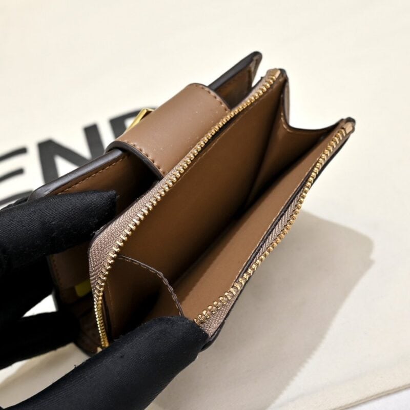 【AT13963】【フェンディ FENDI】クラシックFF Diamondsシリーズのコンパクト三つ折り財布　ブラウン | Fendi