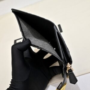 【AT13965】フェンディ（Fendi）FF Diamondsシリーズのエレガントな財布 | Fendi