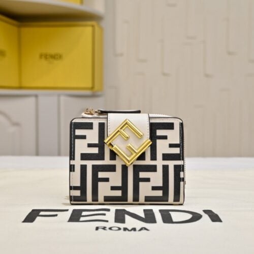 【AT13966】FENDI FF Diamondsシリーズ ゴールドメタルアクセント カーフレザー 三つ折り財布 | Fendi Roma