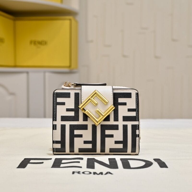 【AT13966】FENDI FF Diamondsシリーズ ゴールドメタルアクセント カーフレザー 三つ折り財布 | Fendi Roma
