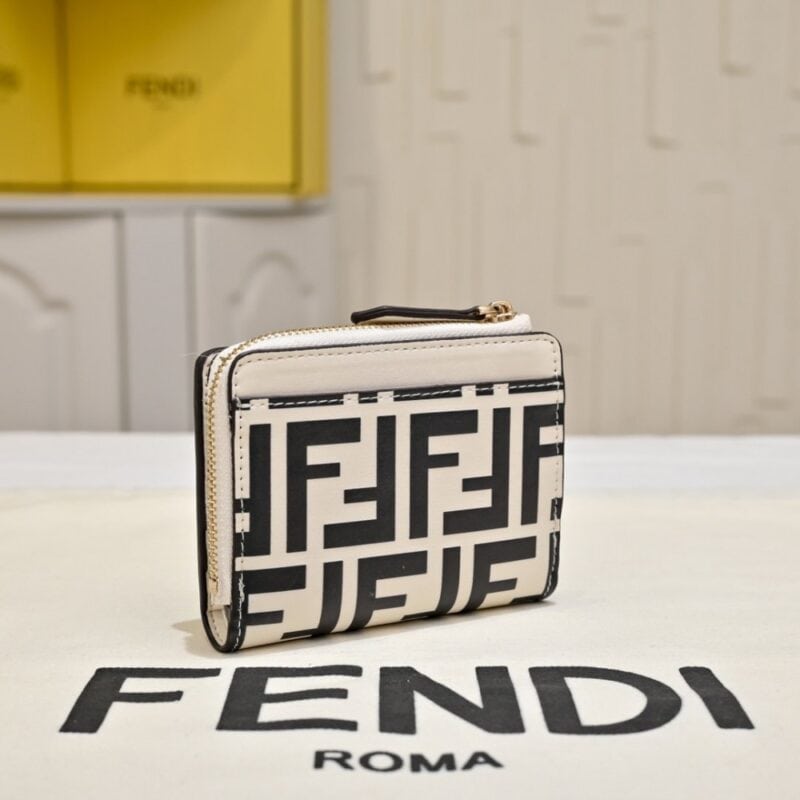 【AT13966】FENDI FF Diamondsシリーズ ゴールドメタルアクセント カーフレザー 三つ折り財布 | Fendi Roma