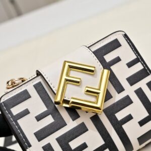 【AT13966】FENDI FF Diamondsシリーズ ゴールドメタルアクセント カーフレザー 三つ折り財布 | Fendi Roma