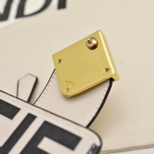 【AT13966】FENDI FF Diamondsシリーズ ゴールドメタルアクセント カーフレザー 三つ折り財布 | Fendi Roma
