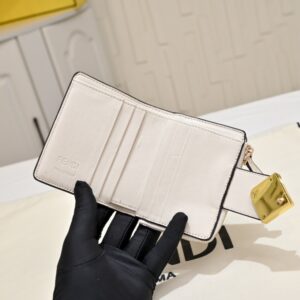 【AT13966】FENDI FF Diamondsシリーズ ゴールドメタルアクセント カーフレザー 三つ折り財布 | Fendi Roma