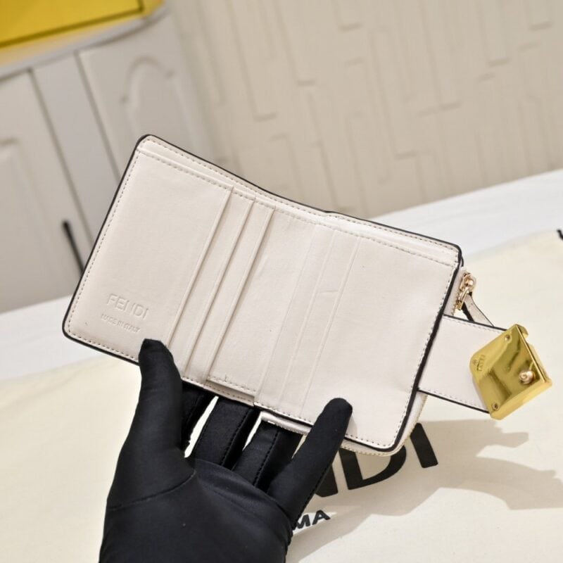 【AT13966】FENDI FF Diamondsシリーズ ゴールドメタルアクセント カーフレザー 三つ折り財布 | Fendi Roma