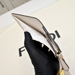 【AT13966】FENDI FF Diamondsシリーズ ゴールドメタルアクセント カーフレザー 三つ折り財布 | Fendi Roma