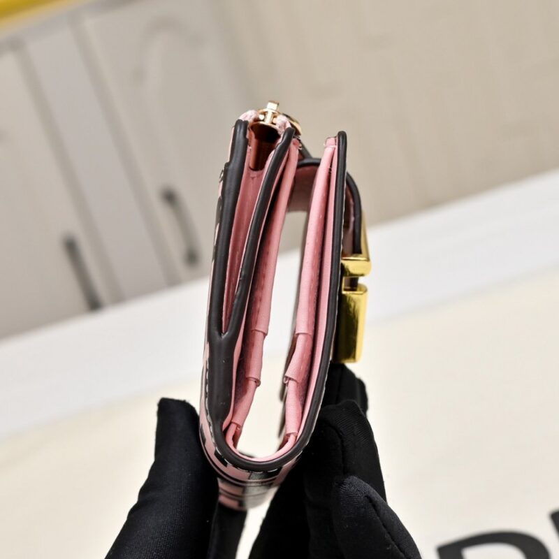 【AT13967】高級なFendi（フェンディ）FF Diamondsシリーズのピンク＆ブラック幾何学模様財布 | Fendi Roma