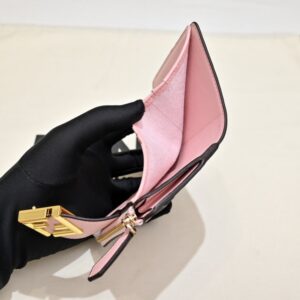【AT13967】高級なFendi（フェンディ）FF Diamondsシリーズのピンク＆ブラック幾何学模様財布 | Fendi Roma