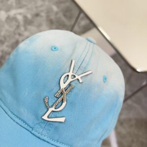 【AT1618】💛防塵バッグが付属しています。【YSLサンローラン】2024年新作ヘビーデューティメタルロゴベースボールキャップ🧢男女兼用～カジュアルに活躍する日常アイテム