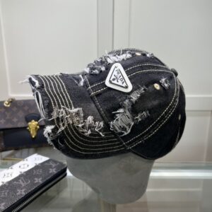 【AT1632】プラダ🧢は万能で必須アイテムです。何年経っても良い見た目です。日常で使うには完璧な色と素敵な形です。誰が被ってもよく似合います。質も素晴らしく、ファッションにも合わせやすいです。