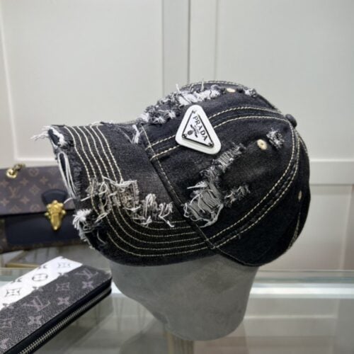 【AT1632】プラダ🧢は万能で必須アイテムです。何年経っても良い見た目です。日常で使うには完璧な色と素敵な形です。誰が被ってもよく似合います。質も素晴らしく、ファッションにも合わせやすいです。