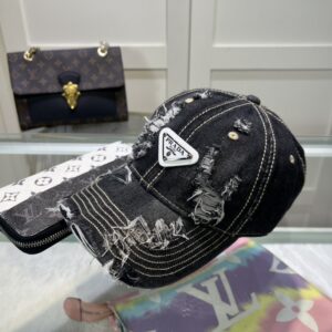 【AT1632】プラダ🧢は万能で必須アイテムです。何年経っても良い見た目です。日常で使うには完璧な色と素敵な形です。誰が被ってもよく似合います。質も素晴らしく、ファッションにも合わせやすいです。