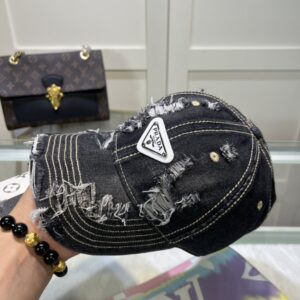 【AT1632】プラダ🧢は万能で必須アイテムです。何年経っても良い見た目です。日常で使うには完璧な色と素敵な形です。誰が被ってもよく似合います。質も素晴らしく、ファッションにも合わせやすいです。
