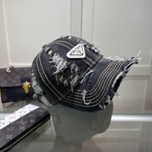 【AT1632】プラダ🧢は万能で必須アイテムです。何年経っても良い見た目です。日常で使うには完璧な色と素敵な形です。誰が被ってもよく似合います。質も素晴らしく、ファッションにも合わせやすいです。