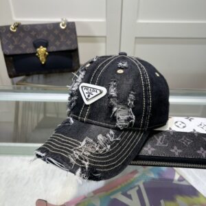【AT1632】プラダ🧢は万能で必須アイテムです。何年経っても良い見た目です。日常で使うには完璧な色と素敵な形です。誰が被ってもよく似合います。質も素晴らしく、ファッションにも合わせやすいです。