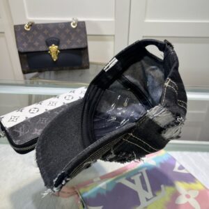 【AT1632】プラダ🧢は万能で必須アイテムです。何年経っても良い見た目です。日常で使うには完璧な色と素敵な形です。誰が被ってもよく似合います。質も素晴らしく、ファッションにも合わせやすいです。