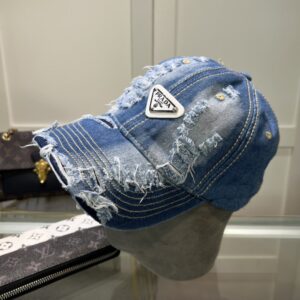 【AT1633】プラダ 🧢 は必須アイテムです。何年経ってもおしゃれで、日常使いにぴったりです。色も完璧で、帽子の形も素晴らしいです。誰が着ても似合います。質はとても良く、時尚で合わせやすいです。