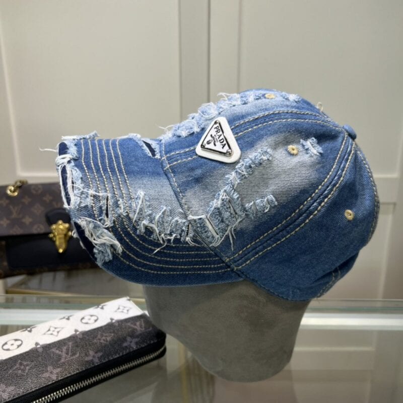 【AT1633】プラダ 🧢 は必須アイテムです。何年経ってもおしゃれで、日常使いにぴったりです。色も完璧で、帽子の形も素晴らしいです。誰が着ても似合います。質はとても良く、時尚で合わせやすいです。