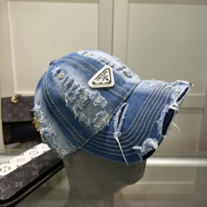 【AT1633】プラダ 🧢 は必須アイテムです。何年経ってもおしゃれで、日常使いにぴったりです。色も完璧で、帽子の形も素晴らしいです。誰が着ても似合います。質はとても良く、時尚で合わせやすいです。