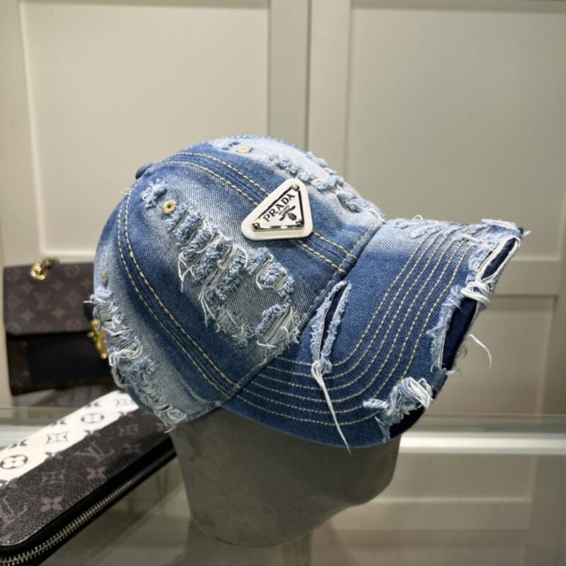 【AT1633】プラダ 🧢 は必須アイテムです。何年経ってもおしゃれで、日常使いにぴったりです。色も完璧で、帽子の形も素晴らしいです。誰が着ても似合います。質はとても良く、時尚で合わせやすいです。