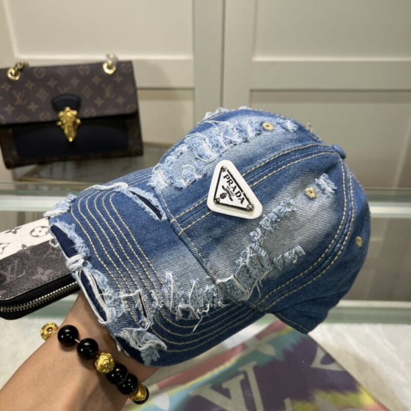 【AT1633】プラダ 🧢 は必須アイテムです。何年経ってもおしゃれで、日常使いにぴったりです。色も完璧で、帽子の形も素晴らしいです。誰が着ても似合います。質はとても良く、時尚で合わせやすいです。
