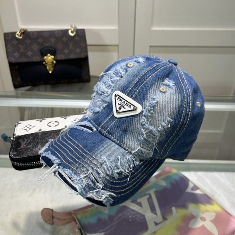 【AT1633】プラダ 🧢 は必須アイテムです。何年経ってもおしゃれで、日常使いにぴったりです。色も完璧で、帽子の形も素晴らしいです。誰が着ても似合います。質はとても良く、時尚で合わせやすいです。