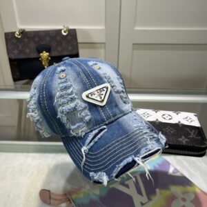 【AT1633】プラダ 🧢 は必須アイテムです。何年経ってもおしゃれで、日常使いにぴったりです。色も完璧で、帽子の形も素晴らしいです。誰が着ても似合います。質はとても良く、時尚で合わせやすいです。