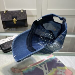 【AT1633】プラダ 🧢 は必須アイテムです。何年経ってもおしゃれで、日常使いにぴったりです。色も完璧で、帽子の形も素晴らしいです。誰が着ても似合います。質はとても良く、時尚で合わせやすいです。
