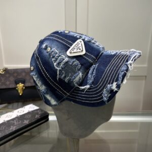 【AT1634】プラダ 🧢 これは何年も使える万能アイテムです。日常使いに最適で、色も完璧です。帽子の形も素晴らしく、誰が被っても似合います。品質も超一流で、おしゃれで合わせやすいです。