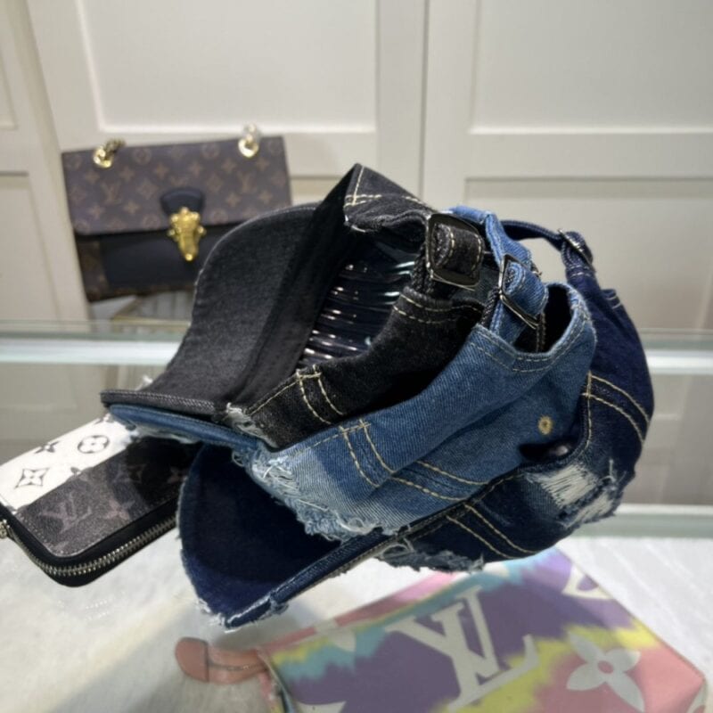 【AT1634】プラダ 🧢 これは何年も使える万能アイテムです。日常使いに最適で、色も完璧です。帽子の形も素晴らしく、誰が被っても似合います。品質も超一流で、おしゃれで合わせやすいです。